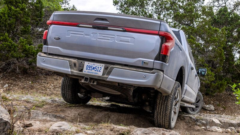 Der elektrische Pick-up ist geländegängig. (Bild: Ford)