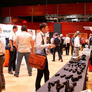 Die Aussteller präsentierten spezielle Vorsatzgetriebe für Schraubwerkzeuge, Softwarelösungen zur Schraubmontage und Qualifikationen in der Schraubtechnik.(Bild:  S.Höger – VCG)