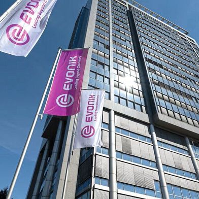 Entlassungen bei Evonik! Der Spezialchemiekonzern greift im Rahmen seiner Umbaustrategie auch auf den Stellenabbau zurück. Bis Ende des Jahres sollen rund 3.000 Jobs wegfallen und ab 2027 stehen nochmals ähnlich viele auf der Kippe ... (Bild: Evonik)