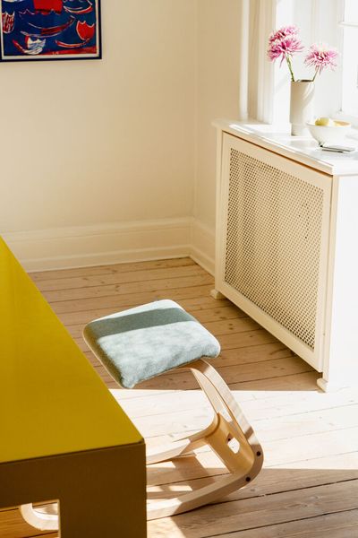 Geeignet für das Homeoffice: Kniestühle sind nach kurzer Gewöhnung nicht nur recht einfach zu verwenden, sondern vergleichsweise platzsparend und leicht. Der Variable mit seinen 6,3 kg lässt sich nach getaner Arbeit auch an der Kante des Tisches aufhängen. (Bild: Varier)