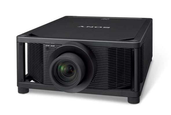 4K-Laser-Beamer VPL-GTZ270: Mit seinem Aluminiumgehäuse ist der 4K-Laser-Beamer VPL-GTZ270 robust genug für den Einsatz im öffentlichen Bereich wie einem Planetarium oder Simulator. Auch den Transport verkraftet der Beamer problemlos. Die Gestaltung ist auf eine größtmögliche Flexibilität ausgelegt. So können mehrere Geräte übereinander, nebeneinander oder auch umgedreht aufgestellt werden. Die Lufteinlässe an der Vorderseite gewährleisten in jeder Variation eine optimale Belüftung, Hersteller Sony Corporation, Tokyo, Japan. (Bild: Red Dot / Sony)