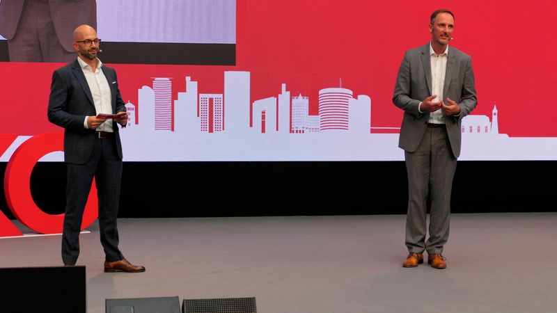 Marco Oehler (l.), Technischer Leiter GTÜ, und Dr.-Ing. Phillipp Schuchricht, Geschäftsführer FSD, erläuterten, wie sich die HU weiterentwickeln wird. (Bild: Wenz | VCG)