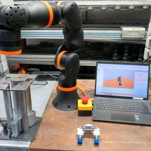 Gefertigt aus Hochleistungskunststoff und ohne Programmierkenntnisse zu bedienen: der Rebel von Igus. (Bild:  Igus)