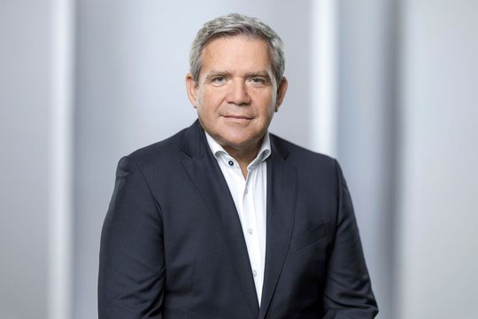 Der langjährige Vorstand von ElectronicPartner Friedrich Sobol verabschiedet sich Ende März 2026 in den Ruhestand.(Bild:  www.jochenrolfes.de)