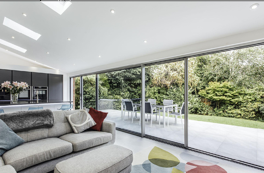 (Allein in der mechanischen Aluminium-Bearbeitung  werden Tag für Tag zwischen 1.000 und 1.500 jeweils bis zu sieben Meter lange Aluminiumstangen mit sechs CNC-Bearbeitungszentren in passgenaue Profile unterschiedlichster Art verwandelt. Bild: Solarlux GmbH)