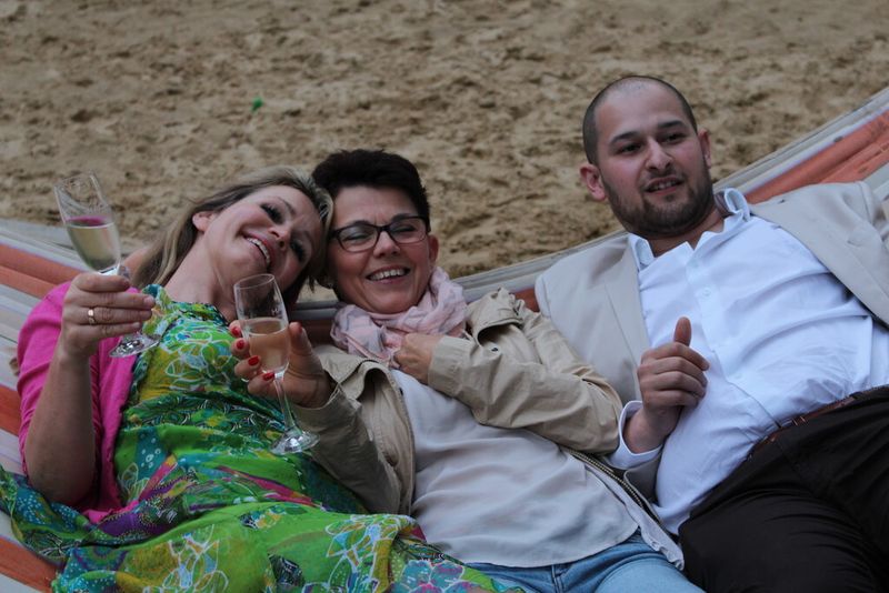 Gute Laune in der Hängematte: Isabelle von Künßberg (Acmeo), Ewa Duda (Netcos GmbH) und Francesco Dibartolo (MAXfocus). (Bild: Holger Esseling)