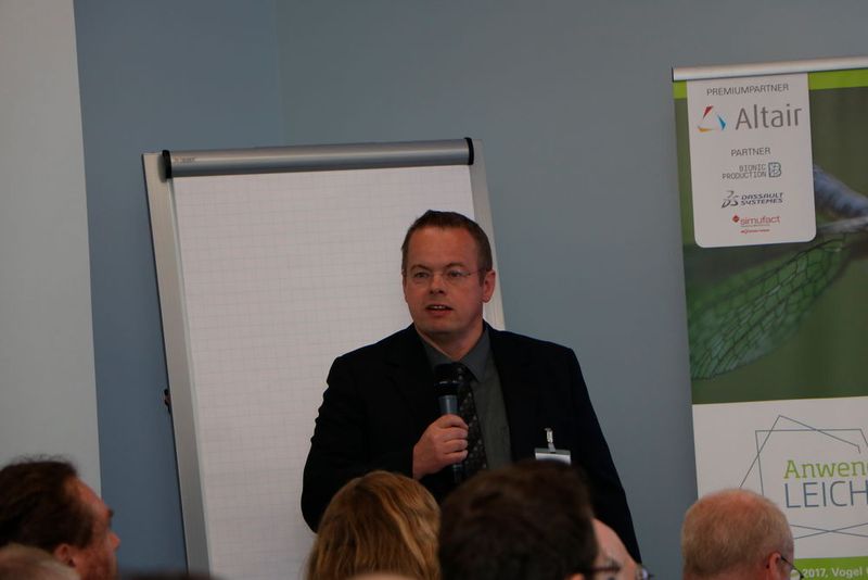 Welcher Werkstoff passt am besten? Dieser Frage ging Prof. Dr.Ing. Jochen Dörr von der Hochschule Ostwestfalen Lippe nach. Er gab einen Überblick, welche technischen und ökonomischen Auswahlkriterien für Werkstoffe imk Leichtbau nötig sind. (Bernhard Richter/konstruktionspraxis)