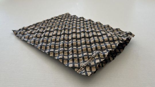 Ressourcenschonung, Produktschutz und Praxistauglichkeit stehen im Mittelpunkt dieser neuartigen ESD-Papierpolstertüte von Froeb-Verpackungen.(Bild:  Froeb-Verpackungen)