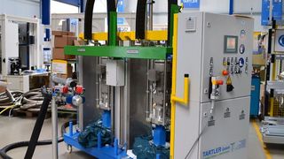 Tartler-Anlage Nodopox 200 V für das Tooling (Pasten): Das neue vollautomatische Fasswechsel-System ist ein sicherer und problemloser Standardprozess, der hohe Einspareffekte generiert. (Bild: Tartler)