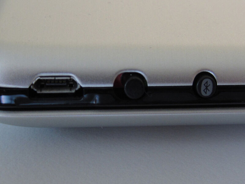 Abbildung 13: Die Micro-USB-Ladebuchse, der Power-Schalter und die Bluetooth-Peering-Taste der Logitech-Tastatur. Eine Akkuladung soll bei normaler Verwendung mehrere Monate halten. Eine LED signalisiert das nahende Ende des Aku-Füllstandes. (Archiv: Vogel Business Media)