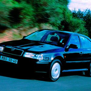 Bereits Anfang der 90er-Jahre zeichnete Giorgetto Giugiaro ein Design für den Octavia. Bei der Vorstellung des Modells empfand der damalige tschechische Ministerpräsident Václav Klaus – der tschechische Staat war noch Mitgesellschafter bei Škoda – das Auto als „zu italienisch“. Ferdinand Piëch, der Vorstandsvorsitzende des VW-Konzerns als Hauptgesellschafter, folgte dieser Sichtweise, so dass ein neues Außendesign entworfen wurde. Das neue Design mit der strafferen, eher kantigen Form und dem größeren Kühlergrill verantwortete der neue Chefdesigner von Škoda, Dirk van Braeckel. (Bild:  Škoda)