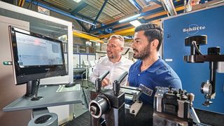 V. l.: Kelch-Berater Bastian Birkenfeld, hier mit Bögra-Mitarbeiter Erdim Soysal, gab nach der Inbetriebnahme allen zuständigen Mitarbeitern bei Bögra eine Einführung. (Kelch GmbH | Christian Ahrens)