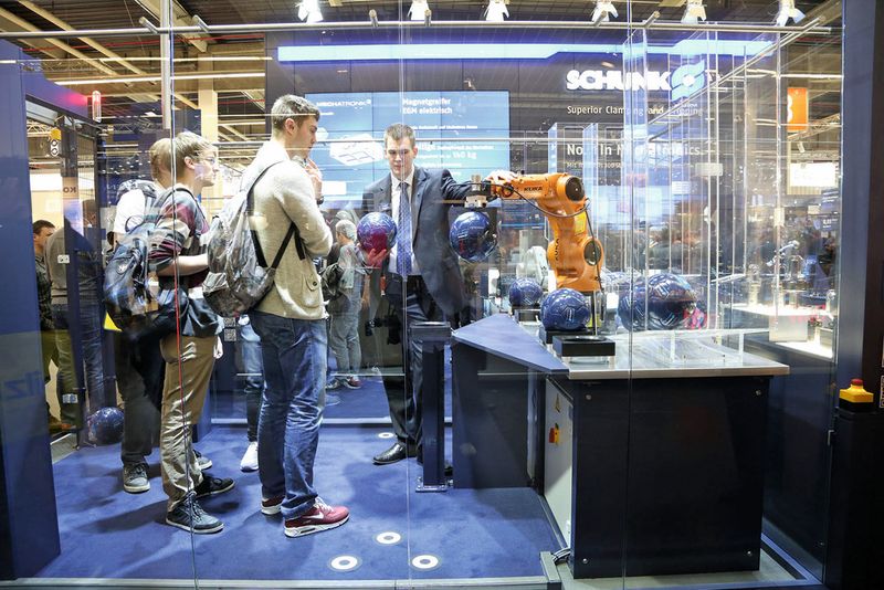 Mit den Funktionalitäten SLS, SOS und STO ermöglichen die Schunk-Greifer-Module EGN und EZN eine sichere Mensch-Maschinen-Kollaboration auf engstem Raum. (Bild: Schunk)