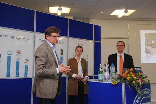 Die Initiatoren der Veranstaltung Maria Scharrenberg und Martin Seydell interviewen den freien Händler Stefan Vorbeck. (Archiv: Vogel Business Media)