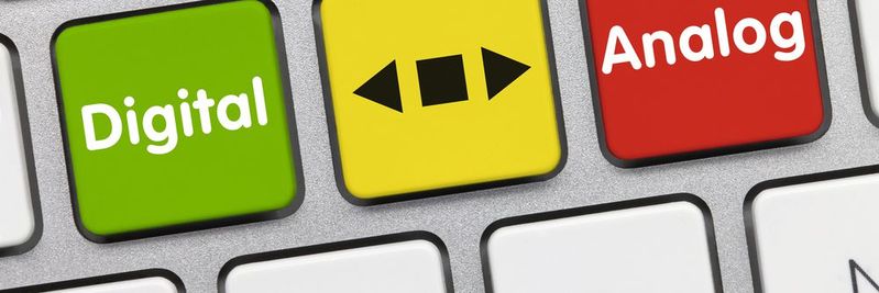 TÜV Rheinland einen „Digitalisierungsspiegel“ entwickelt: Die rund 30-minütige Online-Befragung gibt mittelständischen Unternehmen die Möglichkeit einer ersten fundierten Einschätzung ihres laufenden Digitalisierungsstatus. (Bild:  ©momius - stock.adobe.com)