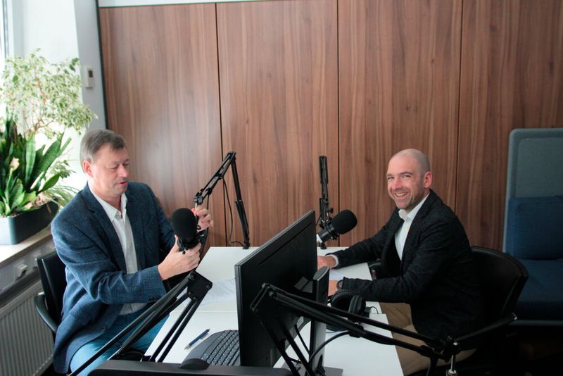 Nochmal das Mikro richten ... (Bild: Dominik Stephan/PROCESS)