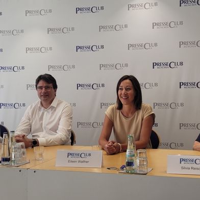 Teilnehmer der Podiumsdiskussion im Presseclub München (v.l.n.r.): Dr. Jörg Ochs (Zoll), Florian von Brunn (MdBL), Eileen Walther (Northwave Cyber Security) und Silvia Reischer (cyberintelligence.institute)
 (Bild: Milk & Honey PR)