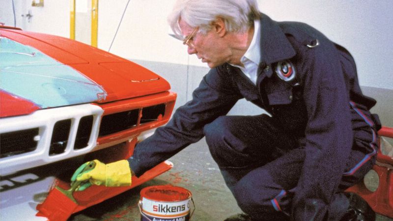 Fahrzeuglackierung der anderen Art: 1979 gestaltete Andy Warhol einen BMW M1 als Art Car. (Bild: BMW AG)