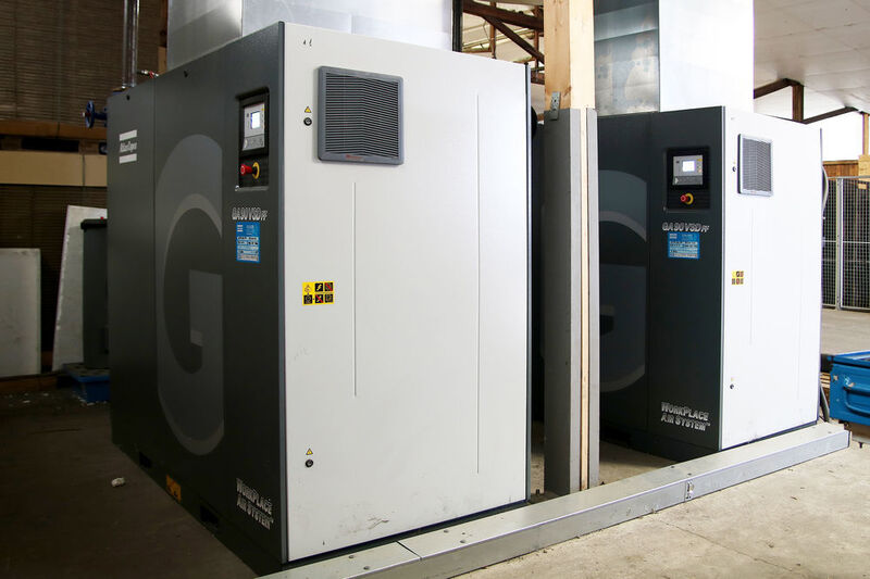 Diese beiden drehzahlgeregelten Kompressoren des Typs GA 90 VSD FF sind Teil der Station 2 bei Schlaadt. Sie wurden 2016 angeschafft und sind für die Wärmerückgewinnung vorbereitet, die demnächst installiert werden soll.  (Altlas Copco)