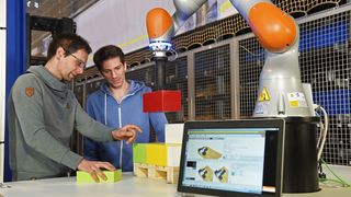 Hier werden die Kernfunktionen von robotergestützten Pack- und Kommissionierarbeitsplätzen demonstriert. (SSI Schäfer)