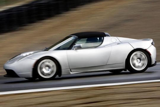 Der Tesla Roadster ist derzeit das Elektromobil mit dem größten Aufmerksamkeitswert. Der Hersteller gibt seine Reichweite mit 380 Kilometern an, der Preis liegt allerdings auch bei rund 100.000 Euro. (Archiv: Vogel Business Media)