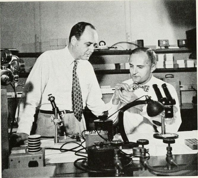 Gordon Teal (links) und Morgan Sparks im Bell Telephone Magazine. (Bild: frei lizenziert)
