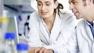 Mit der neuen Bioreaktor-Videoanleitung von Infors HT können Studenten selbstständig ans Werk gehen. (Bild: Infors HT)