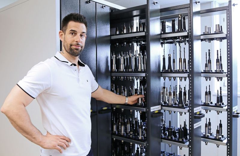 Adrian Kuratli im neuen zentralen Werkzeug­ausgaberaum. Die neue Werkzeugstrategie geht in Richtung geringerer Werkzeuglieferanten sowie einer zentralen Werkzeuglagerung und -ausgabe inklusive Voreinstellung und Vermessung.  (Bild: Matthias Böhm)