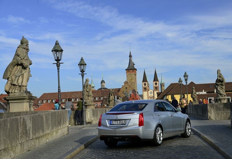 Die Preise beginnen in Deutschland bei 37.500 Euro für den ATS Elegance mit manueller Sechsgang-Schaltung und reichen bis 50.970 Euro für die Topversion ATS Premium mit Automatik und Allradantrieb. (GM/ Cadillac)