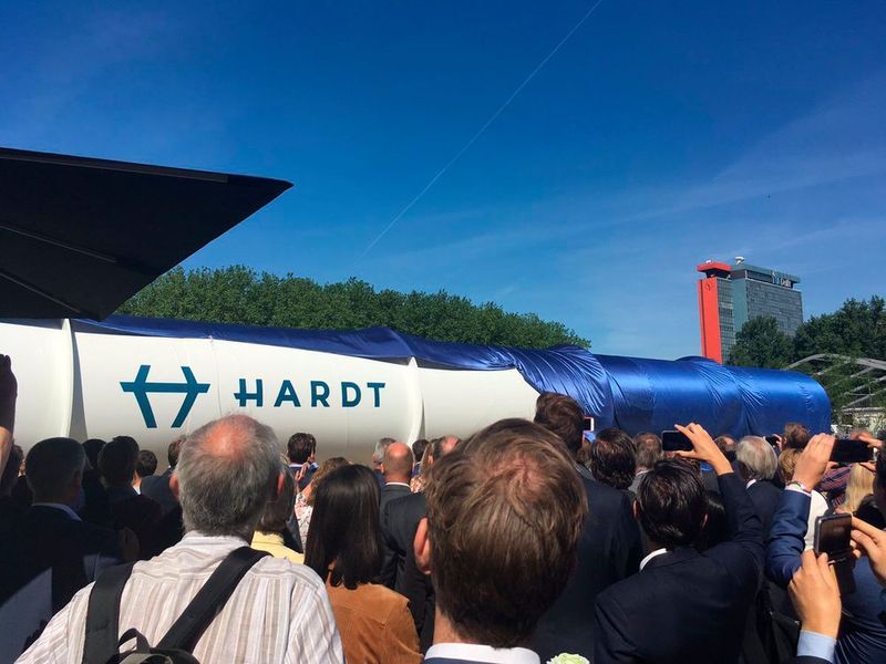 Die 30 Meter lange Teströhre für den Hyperloop steht auf dem Campus der TU Delft. (Roderik van Nispen/Hardt Global Mobility)