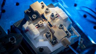 Nanoteilchen werden sichtbar: Einen neuartigen Resonator, der immer kleinere Nanoteilchen sichtbar macht, hat die Physikerin Larissa Kohler am KIT entwickelt. (Markus Breig, KIT)