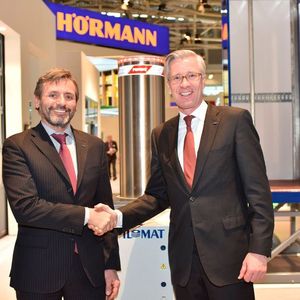 Christoph Hörmann (rechts), persönlich haftender Gesellschafter der Hörmann Gruppe, unterzeichnete den Vertrag für die Übernahme der Mehrheitsanteile an dem Unternehmen Pilomat. Bruno Toffetti (links) verbleibt in seiner Position als Geschäftsführer.
