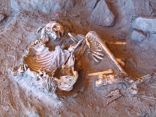 7.000 Jahre alte natürliche Mumie (Individuum H1), die in der Takarkori Rock Shelter in Südlibyen gefunden wurde.(Bild:  Archaeological Mission in the Sahara, Sapienza University of Rome)