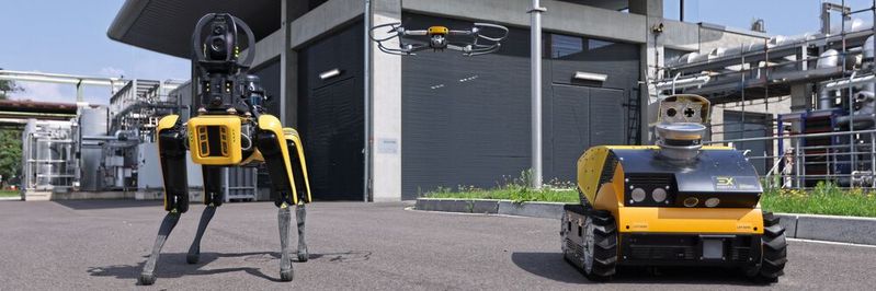 Drei neue Kollegen aus Blech und Plastik: Im Raffinerie- und Chemiepark Shell Energy and Chemicals Park Rheinland sind die Roboter los.(Bild:  Energy Robotics/Shell Deutschland)