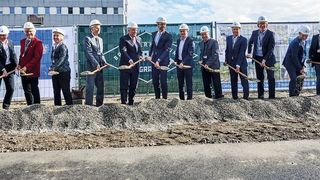 Spatenstich mit den Vorständen der Knapp AG, Gerald Hofer und Franz Mathi, der Familie Knapp mit Aufsichtsrat Hofrat Herbert Knapp und Prof. Günter Knapp sowie zahlreichen Ehrengästen. (Bernd Niederwieser Lichtbilder)