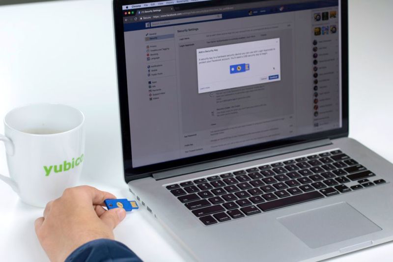 Plattformen wie Facebook unterstützen die Anmeldung über YubiKey. Auch andere Plattformen und Anwendungen können eine entsprechende Integration vornehmen. (Yubico)