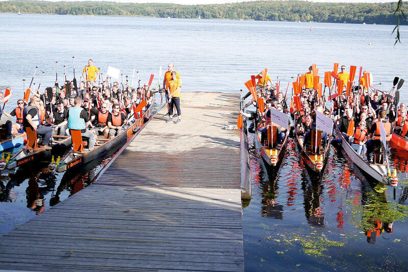 Drachenbootregatta auf dem Templiner See mit den Gewinnern des Verkäuferclubs. (Wellergruppe)
