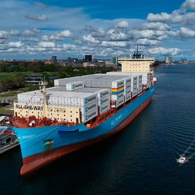 An der Grenze zu Deutschland ist in Dänemark jetzt die erste Großanlage für grünes Methanol in Betrieb genommen worden. Maersk gehört zu den ersten Nutzern dieser Treibstoffalternative, die das Containerschiff Laura Maersk (Bild) antreiben wird. (Bild: Maersk)