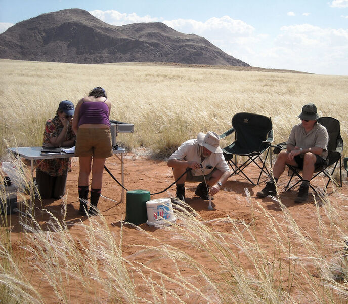 Abb. 1: Yvette Naudé und Kollegen bei der Beprobung eines Feenkreises in der Namib. (Guido Deußing)