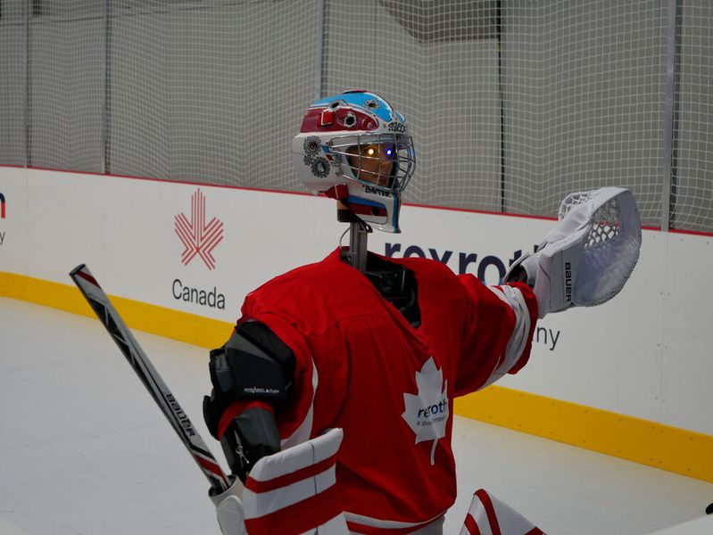 Er hat schon gegen den Bundeskanzler gespielt: Der Robo-Torhüter der Banting Memorial High School in Ontario, Kanada. (Bild: Sandro Kipar/VCG)