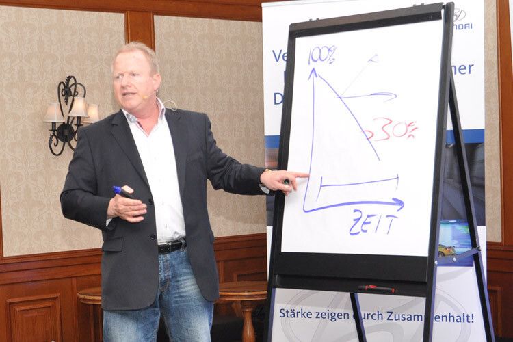 „Power up your life“ lautete der Titel des Vortrages des Präventionsmediziners Dr. Michael Spitzbart. (Foto: Wehner)