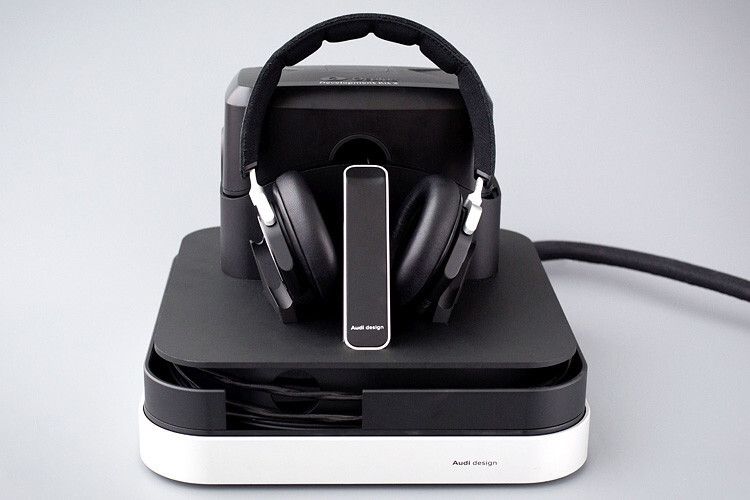Kopfhörer geben die Geräusche des Fahrzeugs wieder – wie etwa eine Tür, die geschlossen wird. (Foto: Audi)