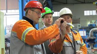 Markus Liedlich (l.), Betriebsleiter des Blankbetriebs in Hagen, und Mitarbeiter Klaus Klein bestimmen die Konzentration eines Kühlschmierstoffs. Bild: Castrol (Archiv: Vogel Business Media)