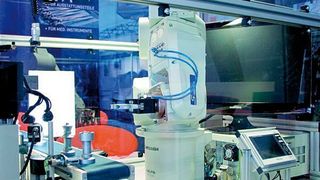 Robotergestützte Messzellen sind eine Alternative zu maßgeschneiderten Mess- und Prüfvorrichtungen, weil sich Änderungen im Prüfprozess einfach umsetzen lassen. Bild: OPW (Archiv: Vogel Business Media)