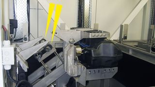 Strukturdämpfer als Notstopper zum Abremsen einer hydraulischen Schwenkbewegung beim Herausholen eines Tanks aus dem Prüfbad. (Archiv: Vogel Business Media)