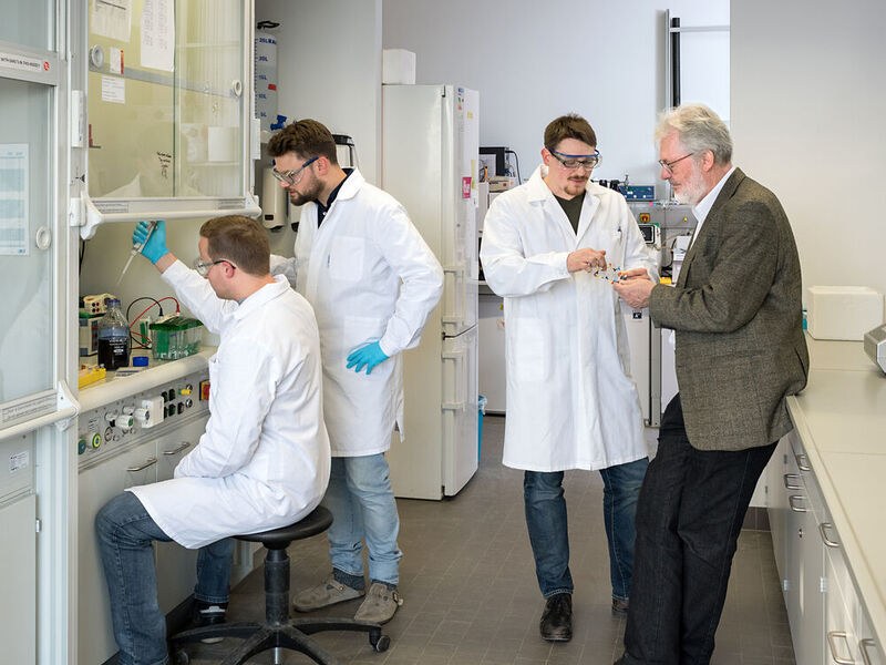Mitautoren Dr. Florian Reichart, Dr. Andreas Räder, Michael Weinmueller und Prof. Horst Kessler (vlnr) im Garchinger Chemie-Labor.  (© Uli Benz / TU Muenchen)