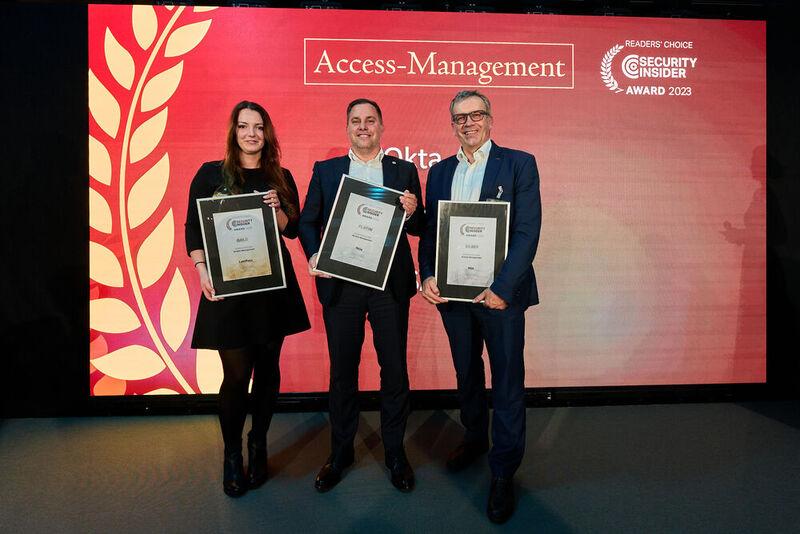 Strahlende Gewinner bei der ersten Security-Kategorie „Access-Management“ (von links): für LastPass (Gold) Chantal Aust, für Okta (Platin) Sven Kniest und für RSA (Silber) Eckhard Schaumann. (Bild: krassevideos.de / VIT)