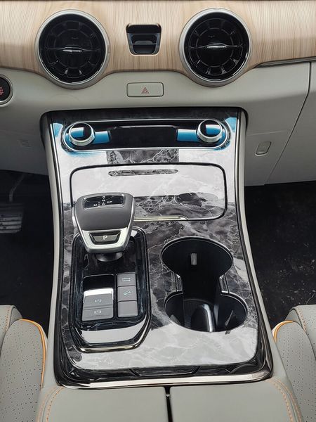 Etwas Gewöhnungsbedürftig ist der Kunststoff in Marmoroptik auf der Mittelkonsole. (Bild: Wehner - VCG)