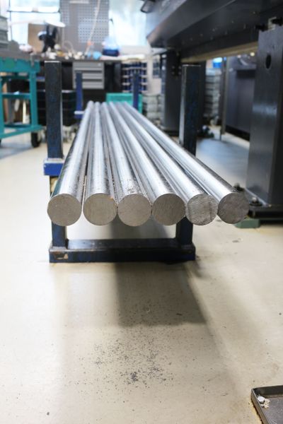 WST fertigt die Abtriebswellen von Drei-Meter-Stangen mit Durchmesser 60 Millimeter aus Vergütungsstahl C45E. (Bild: Iscar)