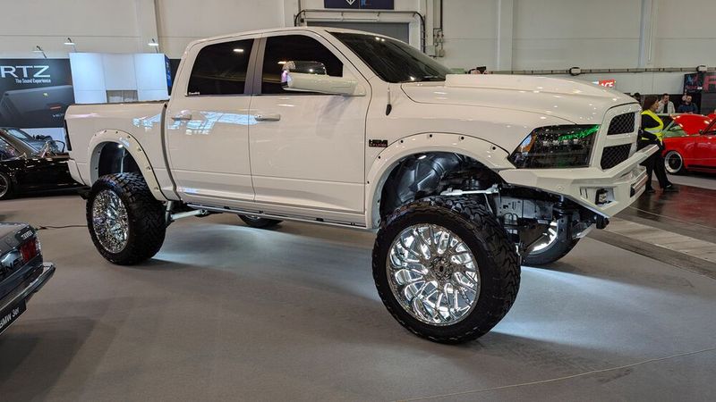 Etwas günstiger dürfte dieser geliftete Pick-up auf Basis der US-Marke RAM zu haben sein. (Bild: Rosenow – VCG)